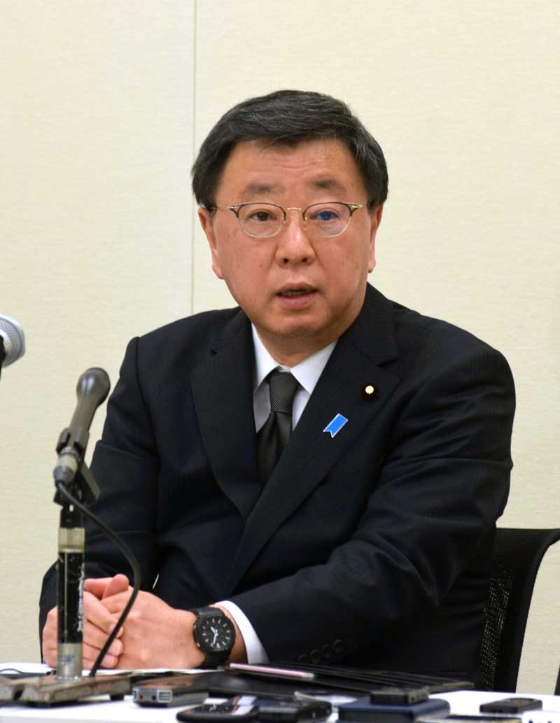 安倍派の政治資金パーティー裏金事件について記者会見で説明する松野氏＝２６日、衆院議員会館