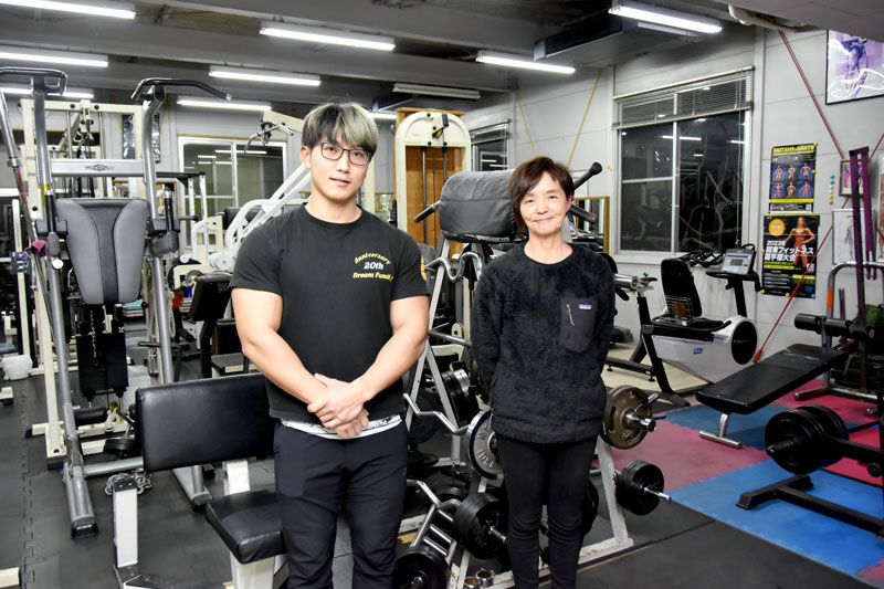 元経営者の成田さん（右）と事業を継承した椎名さん