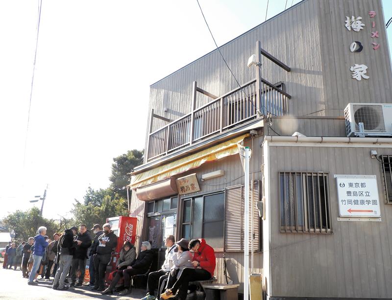 漁師町の一角に立つ「梅乃家」。濃厚しょうゆのふくよかな香りが、行列をつくる来店客の食欲を刺激する=富津市竹岡
