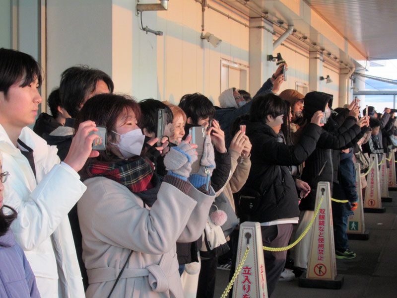 初日の出を撮影する市民ら=市川市
