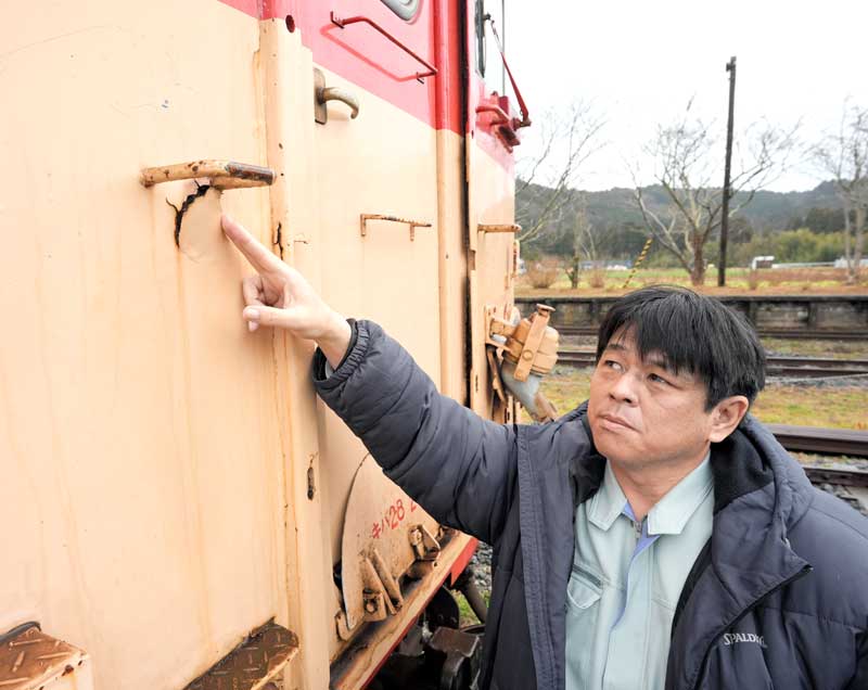 さびで車両塗装が剥がれた箇所を指さす鈴木さん