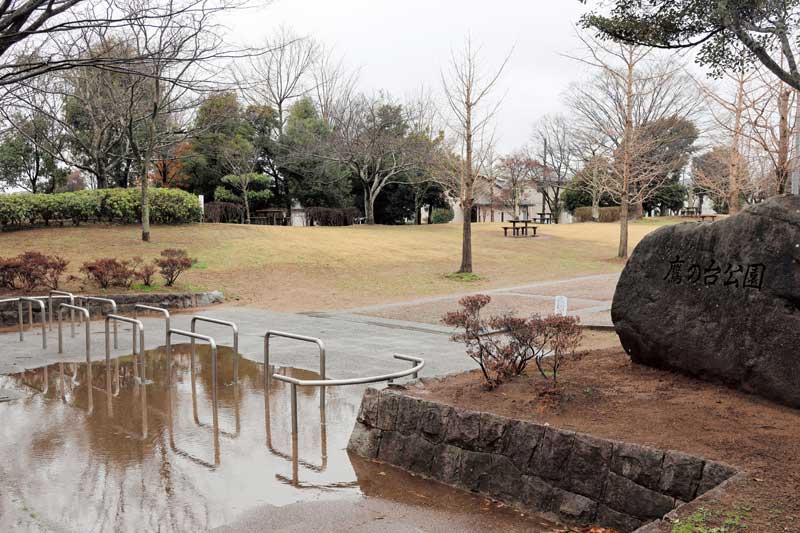 男性が見つかった鷹の台公園の出入り口＝２２日午前１０時２０分ごろ、四街道市鷹の台２