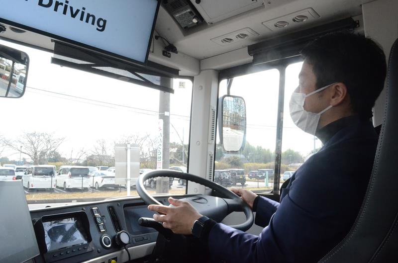 試乗会での運転手の様子。自動運転システムを監視し、ハンドルを握った段階で手動運転に切り替わる仕組み