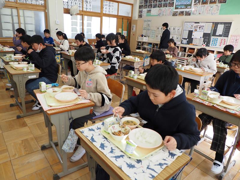 未利用貝である東京湾のイボキサゴを使った給食を味わう子どもたち=7日、君津市