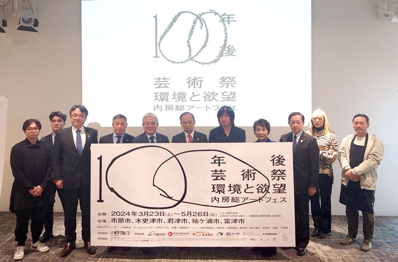 企画発表会で登壇した小林さん(右から5人目)ら=9日、東京都中央区の東京ミッドタウン八重洲