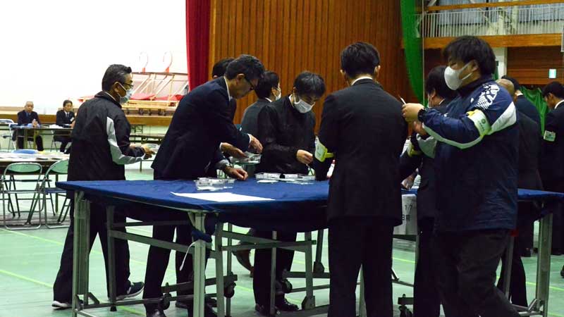 横芝光町長選の開票作業を行う町職員ら＝１７日午後９時１０分ごろ、町体育館