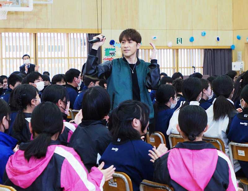 ステージから降りて歌いながら、生徒たちと交流する大野さん=1日、君津市立上総小櫃中学校