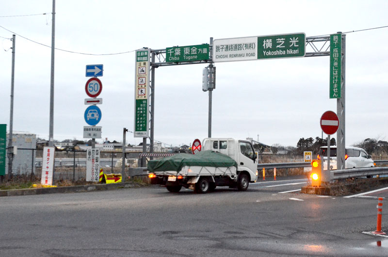 匝瑳市まで延伸される銚子連絡道路・横芝光インターチェンジ。成田空港からも近く、産業用地整備が検討されている=6日、横芝光町