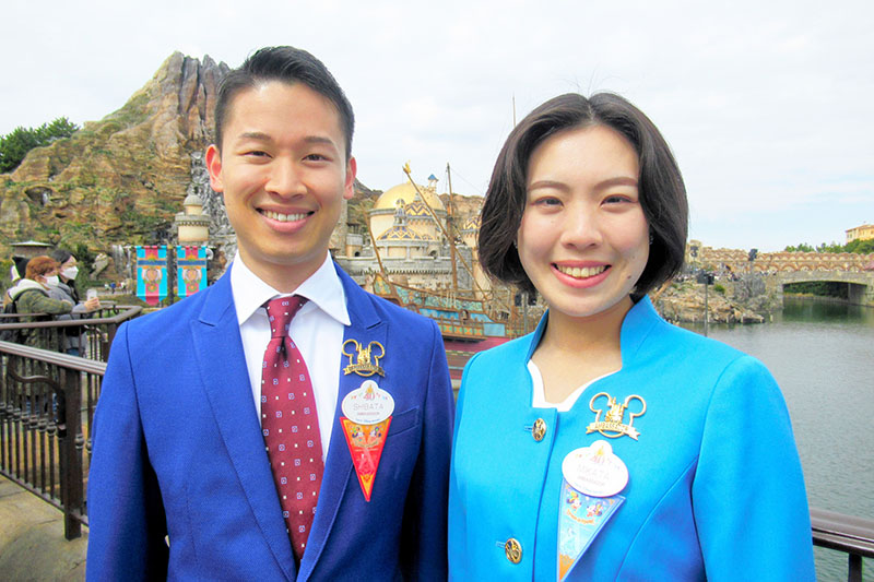 新アンバサダーの柴田さん（左）は埼玉県、味方さんは京都市出身。「夢と魔法をお届けしたい」と２人は意欲を語った。女性のコスチュームは新しいデザインになった＝浦安市の東京ディズニーシー