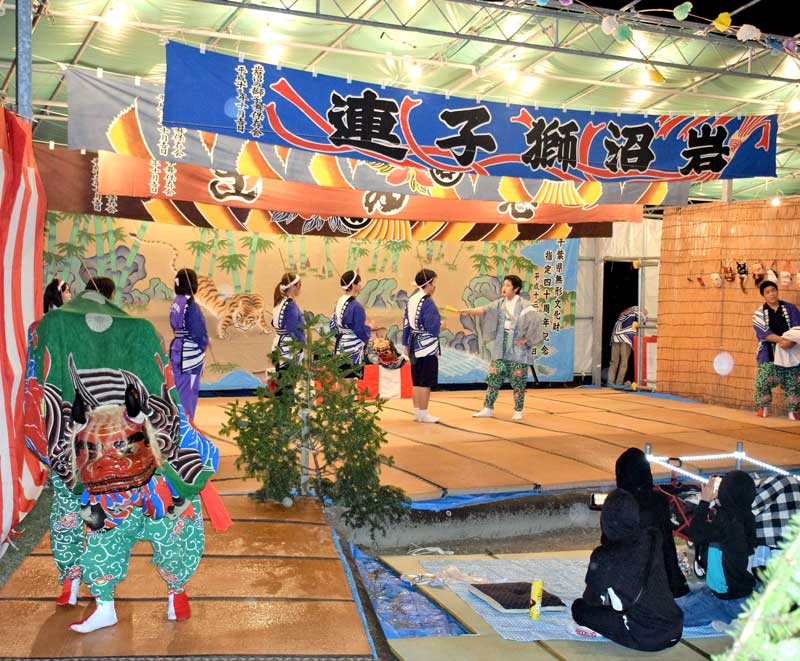 観衆の前で「国性爺合戦」を演じる子どもたち＝昨年１０月、長生村