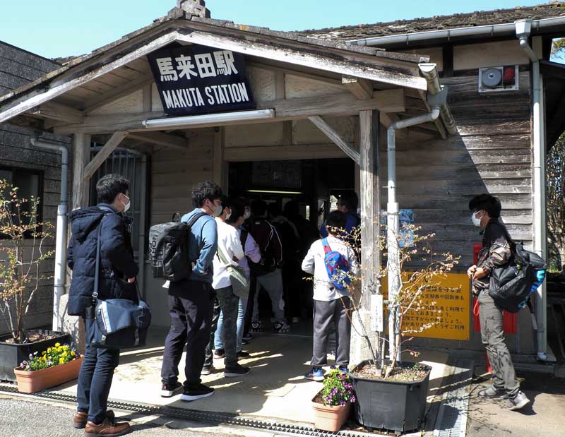 馬来田駅で切符を求めて列をつくる鉄道ファン=31日、木更津市