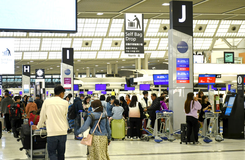 台湾行きを含む国際線客で混み合う成田空港=3日午前、成田市