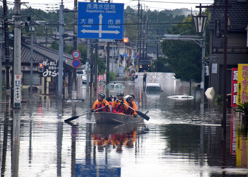 記録的な大雨で浸水した市街地=昨年9月8日、茂原市八千代