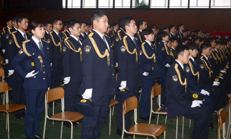 県警察学校の入校式に臨む短期課程の初任科生ら＝１２日、東金市