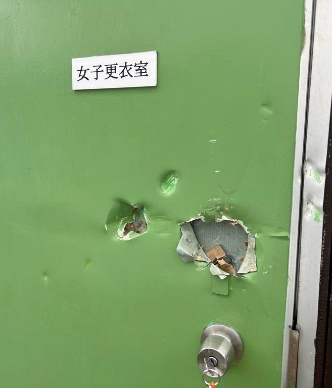 穴を開けられたプール付属棟女子更衣室の扉（袖ケ浦市提供）