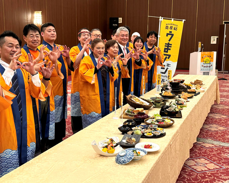 南房総産アジを使ったご当地グルメをPRする市内事業者ら=南房総市