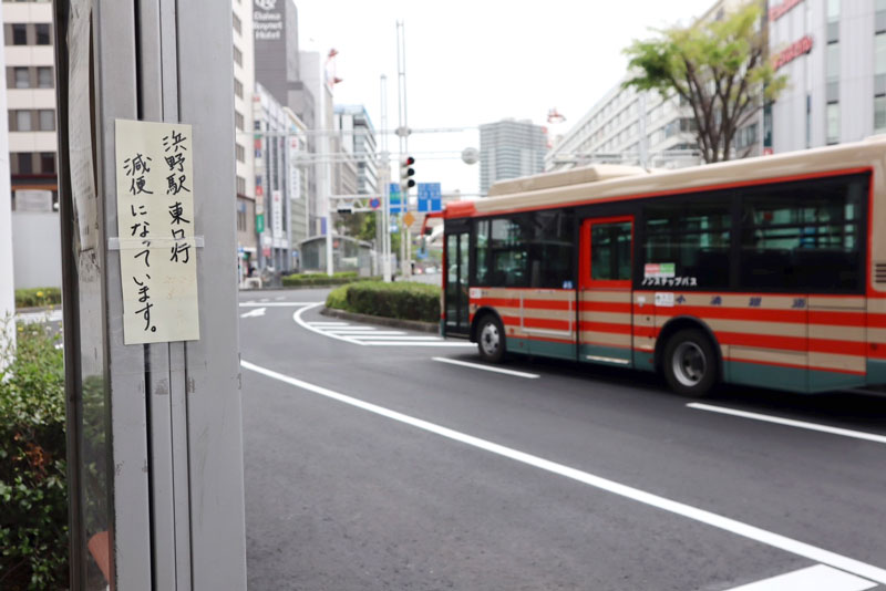 減便を知らせる張り紙と小湊鉄道バス＝１８日午後、ＪＲ千葉駅