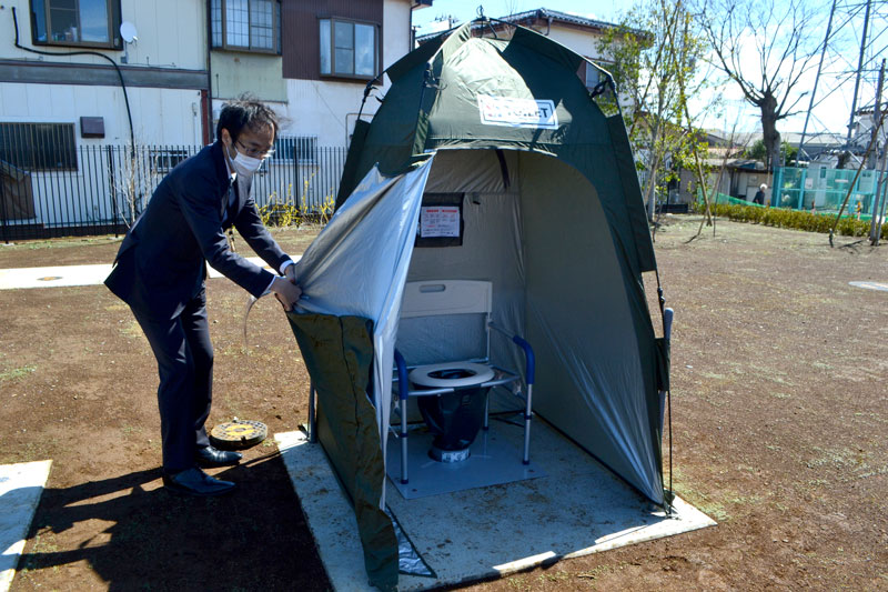 マンホールに取り付ける簡易トイレ装備=白井市の冨士公園