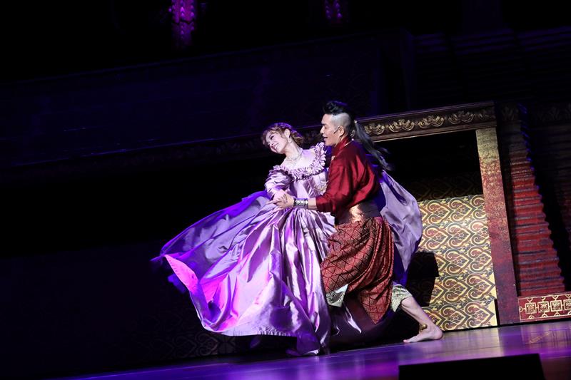 有名な♪「Shall We Dance?」を踊る北村一輝(王様)と明日海りお(アンナ)(写真提供=東宝演劇部)
