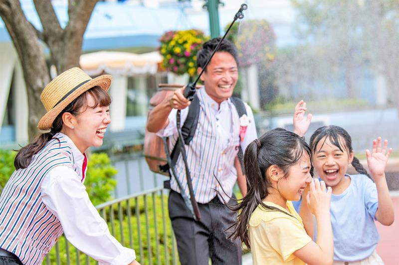 パークのキャストがクールミストをかけて回る「びしょぬれタイム」(オリエンタルランド提供)