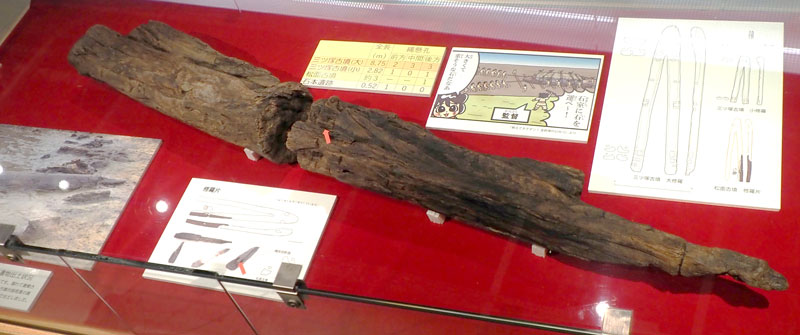 古墳の築造の際に使われた古代の運搬具「修羅」の破片も展示されている