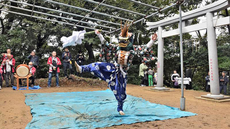 酒々井町上岩橋地区にある三つの神社で奉納された町指定民俗文化財「上岩橋の獅子舞」=7日、菊賀神社