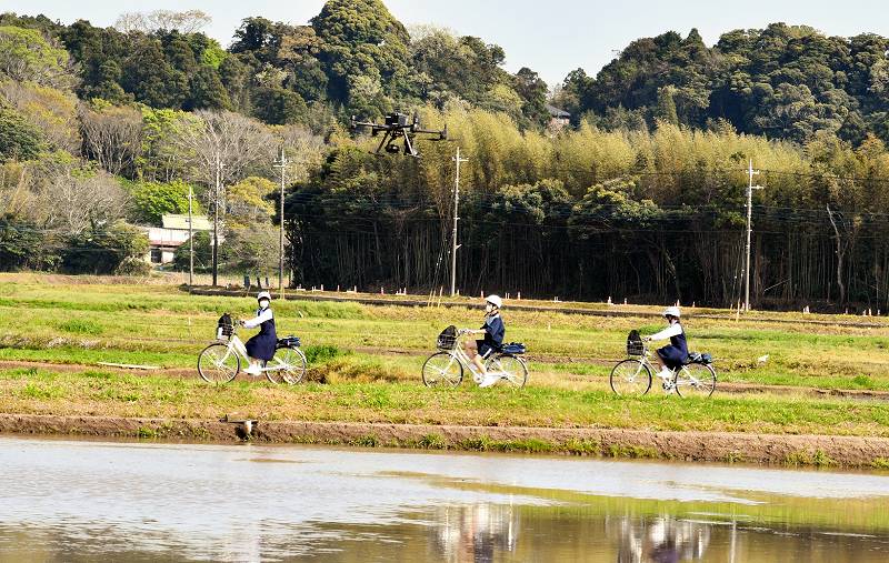 実証実験で生徒の下校を見守るドローン＝１５日、東庄町