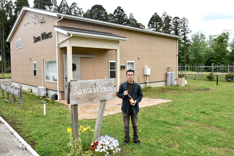 山本さんが妻の百合子さんと２人で経営する八街市初のワイナリー「Ｓａｗａ　Ｗｉｎｅｓ」。建物の隣にはブドウ農園が広がっている＝同市小谷流