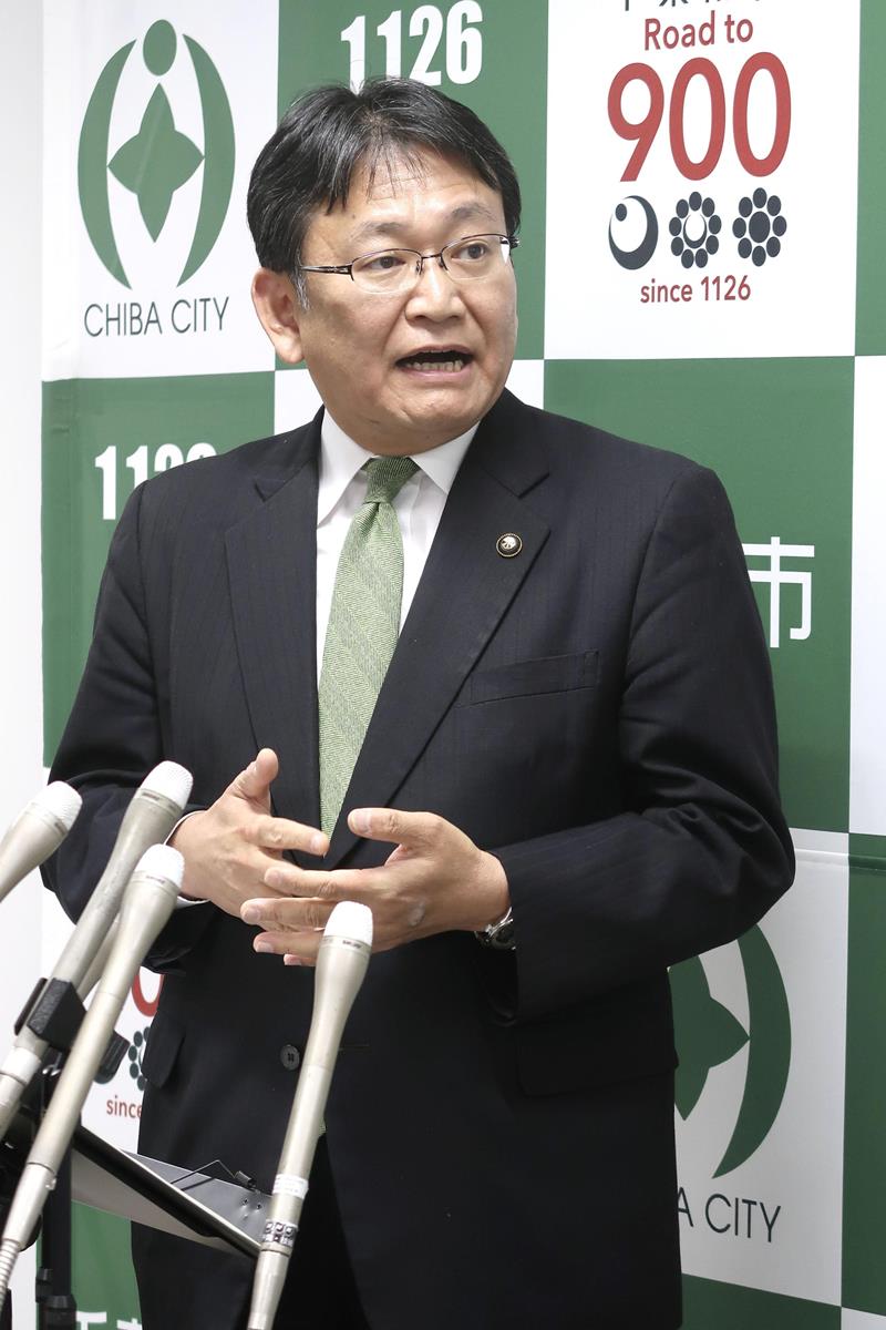 JR東日本の土沢壇・千葉支社長との会談後に取材に応じる千葉市の神谷俊一市長=1月、同市役所(共同)