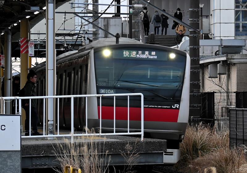 JR外房線鎌取駅を出発する京葉線の車両=3月18日、千葉市緑区