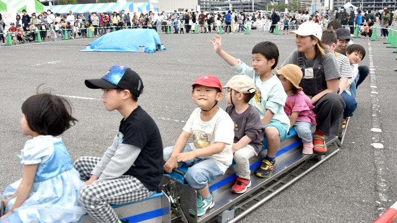 ミニ電車の乗車体験を楽しむ子どもたち