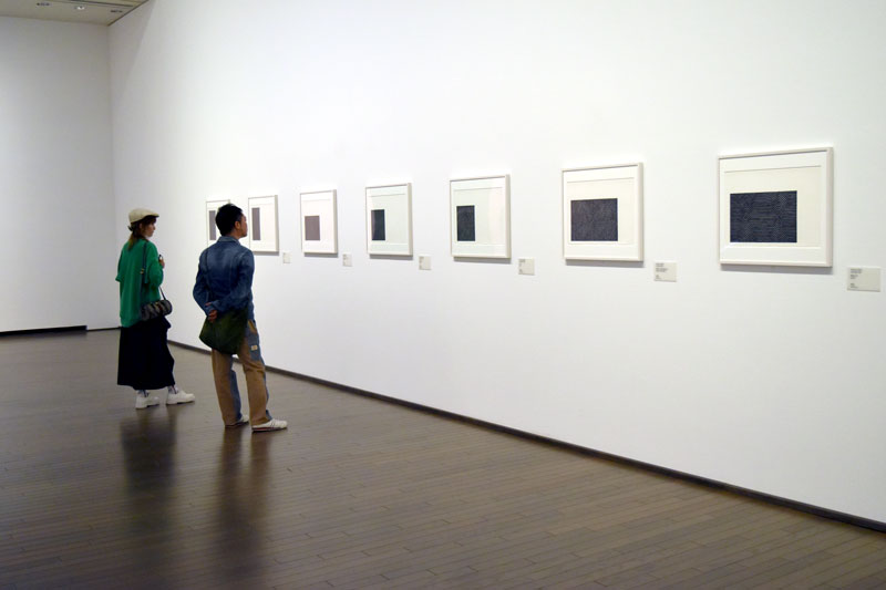 コレクション展示の風景。ステラ氏の作品が並ぶ