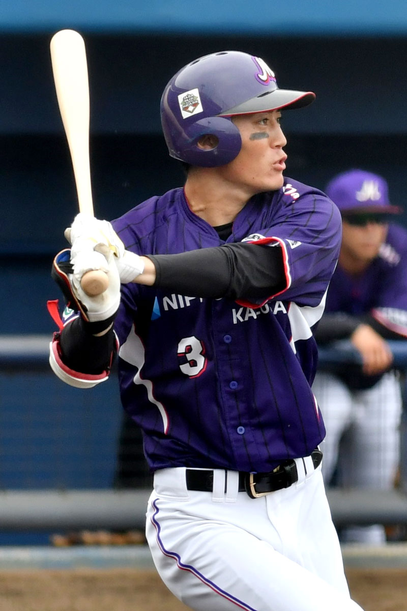 準決勝で打線をけん引した日鉄かずさマジックの片岡心＝１９日、県総合ＳＣ