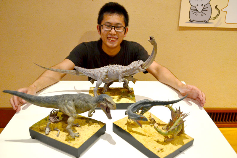 恐竜のジオラマや着ぐるみの製作を手がける原嶋さん＝船橋市のふなばしアンデルセン公園