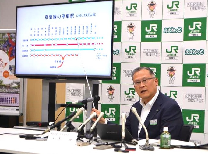 京葉線の快速を一部復活させると発表する土沢壇支社長=30日、千葉市中央区のJR千葉支社