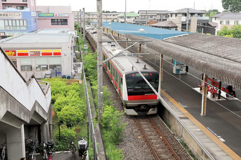 鎌取駅を発車するJR京葉線直通電車=30日、千葉市緑区