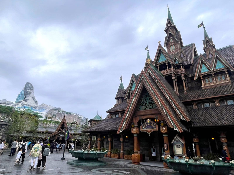 映画「アナと雪の女王」の景観を再現したゾーン「フローズンキングダム」＝７日、浦安市の東京ディズニーシー