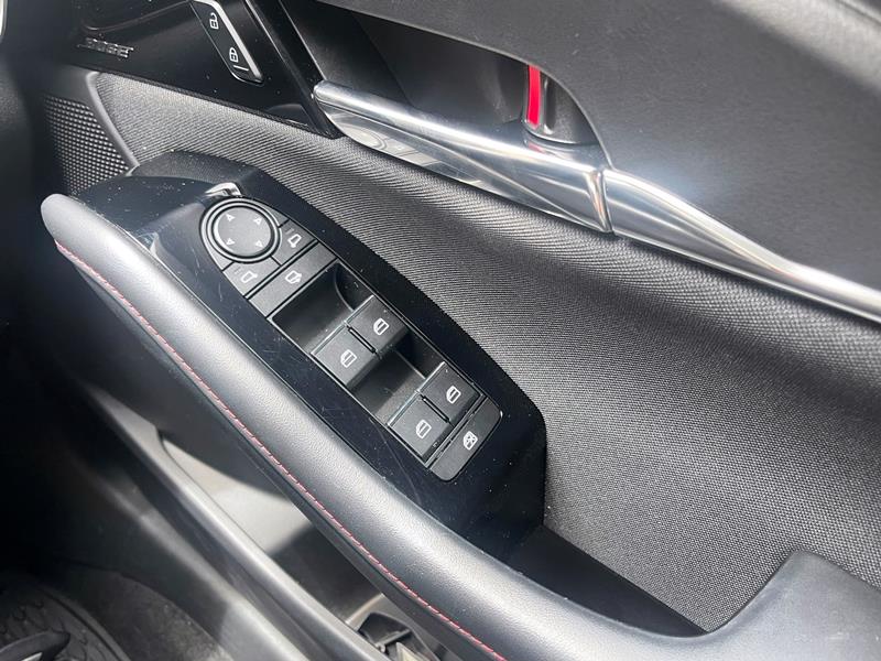 運転席のパワーウインドー操作ボタン。窓をロックする機能も事故防止に活用できる