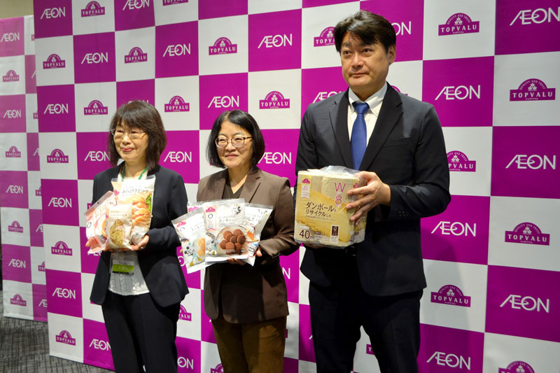 環境に配慮した新商品を発表したトップバリュの土谷社長(中央)ら=千葉市美浜区