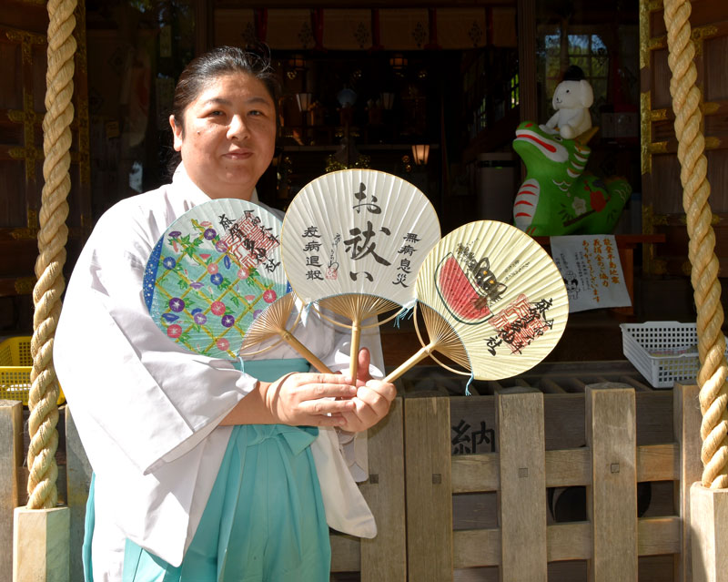 麻賀多神社のお祓い房州うちわを披露する禰宜の宮本さん=佐倉市