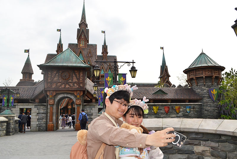 映画「アナと雪の女王」をイメージしたゾーンで写真撮影を楽しむ来園者＝６日、浦安市の東京ディズニーシー