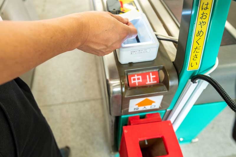 顔認証乗車システムを利用しない場合は、発券したQRコードを読み取り機にかざして乗車する(山万提供)