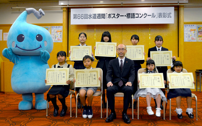 ポスターの部の最優秀賞と優秀賞の受賞者ら＝千葉市中央区