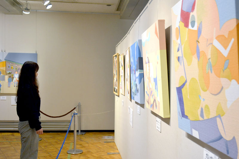 月の沙漠記念館で開かれている現代アートの企画展＝御宿町