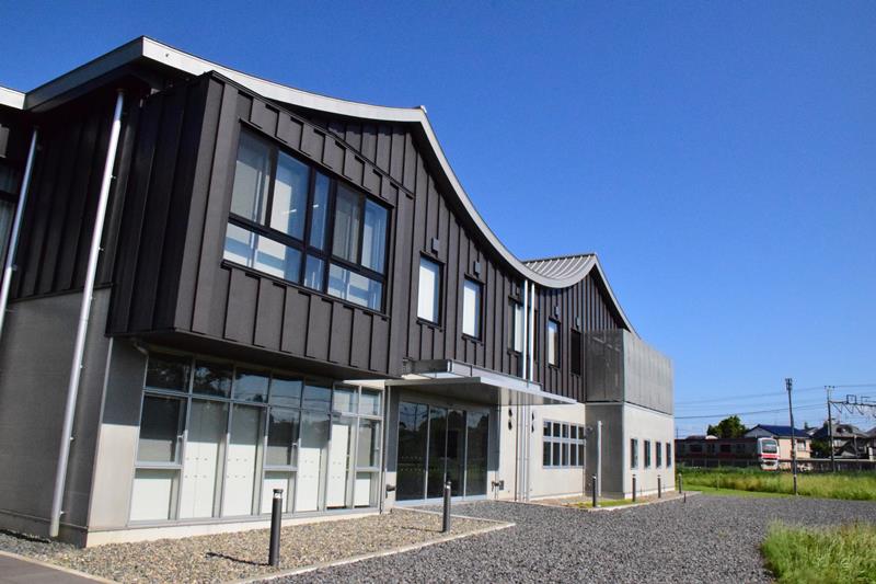 JR八積駅北側の整備を見越して造られた交流センター玄関。今は閉ざされている=長生村