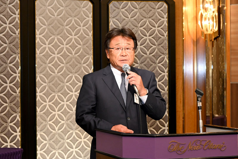 就任のあいさつをする鈴木賢治理事長＝千葉市美浜区