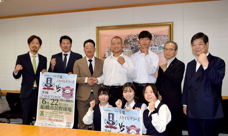 松戸市長（後列右から２人目）に連携状況について報告した市船橋高の生徒ら＝船橋市役所