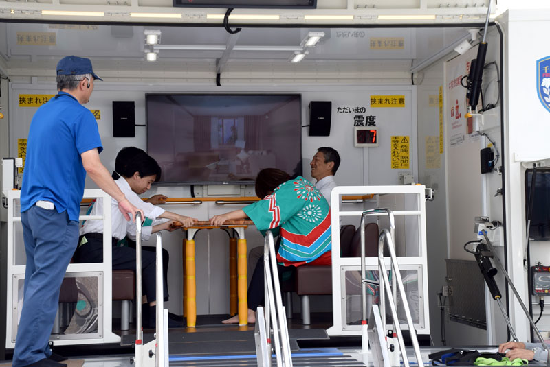 起震車を体験する来場者＝千葉市美浜区