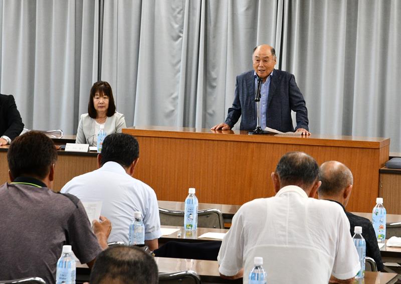 多古町航空機騒音等対策協議会の定期総会であいさつする瀬利会長＝多古町役場
