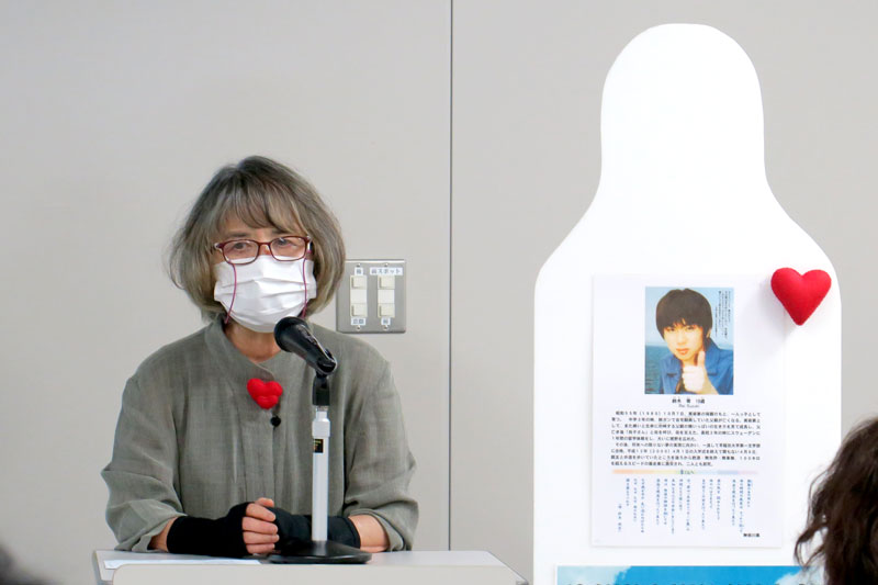 飲酒運転による自動車事故で命を奪われた息子の零さんのパネルの隣で、事故について話す鈴木さん=27日、千葉市美浜区の自動車事故対策機構千葉支所